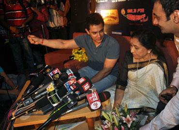 Aamir Khan and singer Asha Bhosle