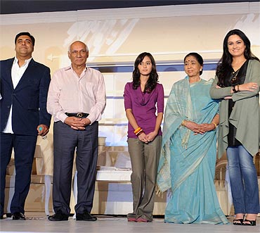 Asha Bhosle with her co-stars from Maaee, and Yash Chopra