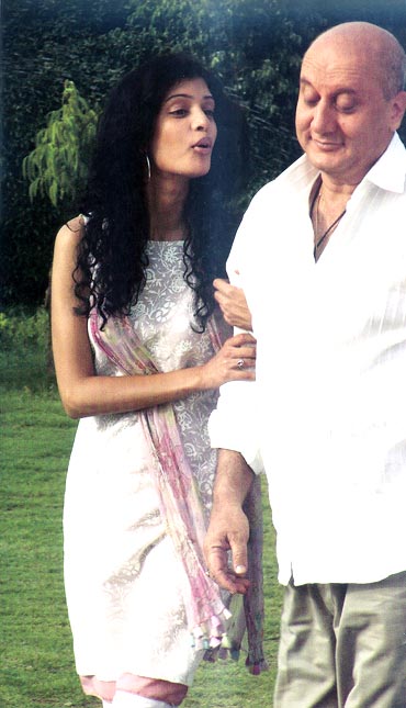 Tena Desai and Anupam Kher in Yeh Faasley