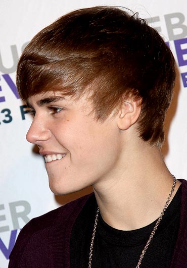 justin bieber cut his hair for charity. Justin Bieber donating chopped
