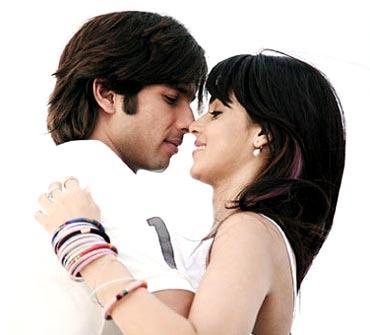 Shahid Kapoor and Genelia D'Souza in Chance Pe Dance