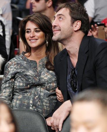 Penelope Cruz and Javier Bardem attend an NBA basketball game