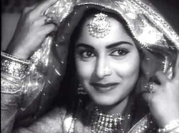 Waheeda Rahman in Ulfat Ki Nayee Manzilen