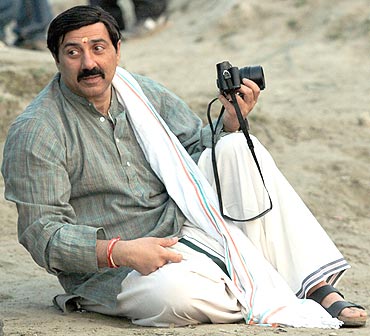 Sunny Deol shoots on the sets of Mohalla Assi