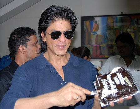 Shah Rukh Khan cuts the cake