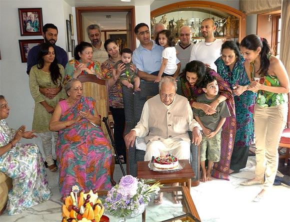 Pran with his wife (seated), daughter Pinky Bhalla (on his left) and his family on his 92nd birthday