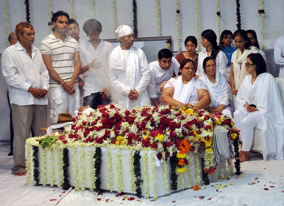 Manisha Koirala with Neerja and other mourners