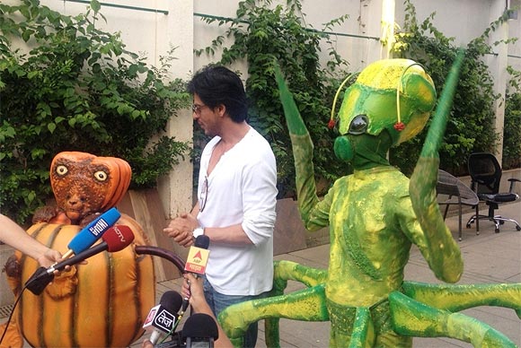 Shah Rukh Khan with the aliens
