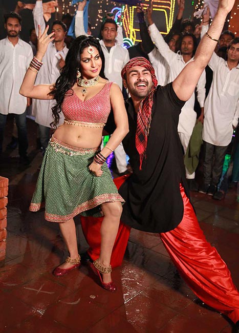 Veena Malik and Arya Babbar in Jatts Golmaal