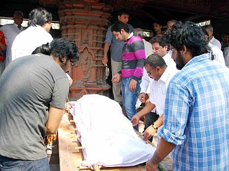 Raj Kanwar's son Abhay (in stripped pink T-shirt) along with his friends and family