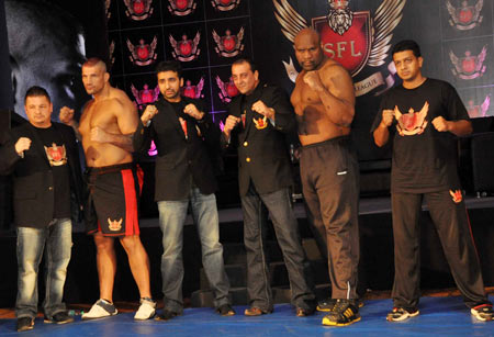 Raj Kundra and Sanjay Dutt with participating fighters