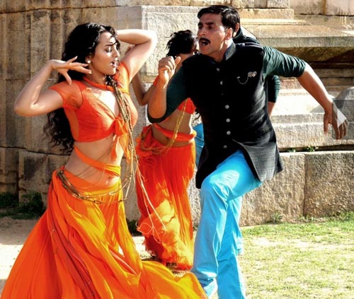 Sonakshi Sinha and Akshay Kumar in Rowdy Rathore