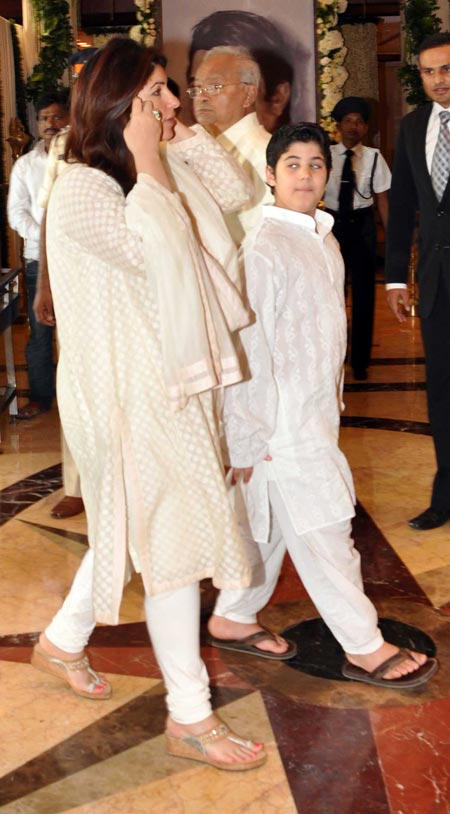 Pix: Stars attend Rajesh Khanna's chautha - Rediff.com Movies