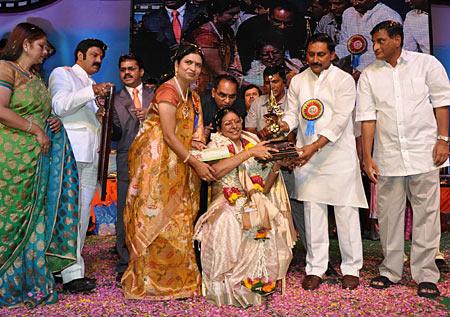 Sharada along with Jayasudha, Nandamuri Balkrishna, D K Aruna and Kiran Kumar Reddy