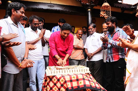 Prakash Raj celebrates birthday on the sets of Thulli Vilayadu