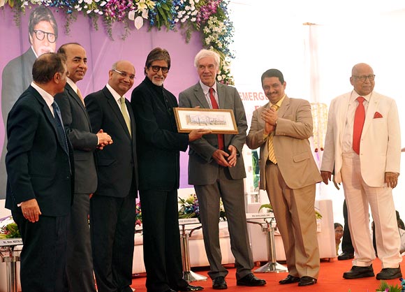 Dr Jitendra Maganti, Keith Vaz, Amitabh Bachchan, Peter Beckingham and Dr Bhujang Pai