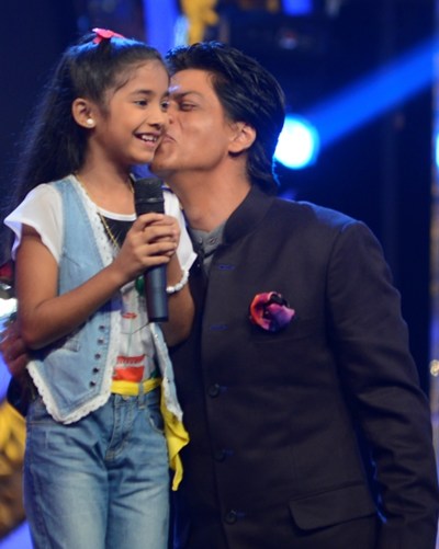 Shah Rukh Khan with the junior contestants