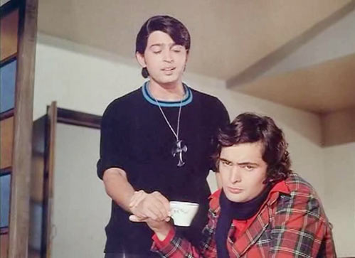 Rakesh Raushan and Rishi Kapoor in Khel Khel Mein