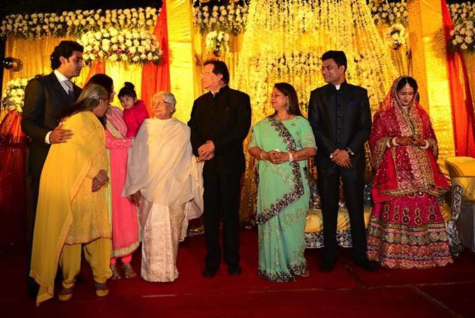 Jaya, Abhishek, Aishwarya and Aaradhya Bachchan with Indira Bhaduri, Rajeev Varma, Rita Bhaduri and the bridal couple