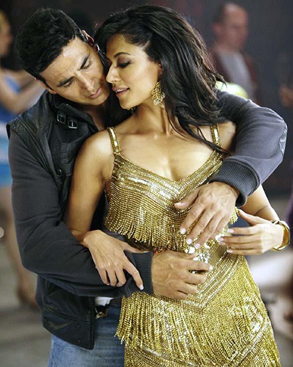 Chitrangada Singh with Akshay Kumar in Desi Boyz