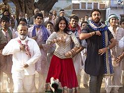 A scene from Matru Ki Bijlee Ka Mandola