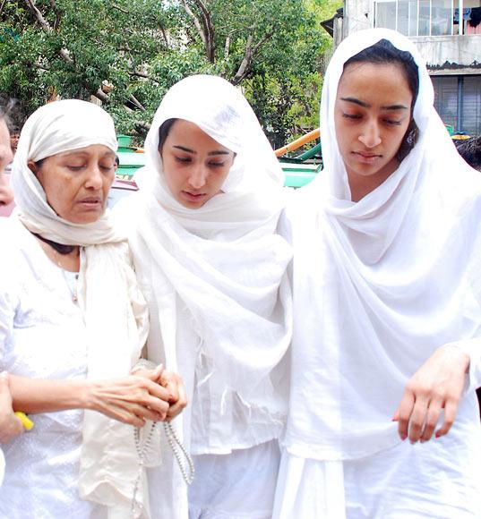 Rabbiya Khan with her younger daughters