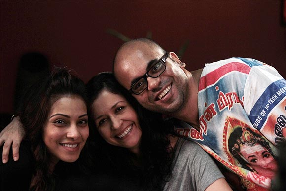 Suparn Verma with Bipasha Basu and Shernaz Patel on the sets of Aatma