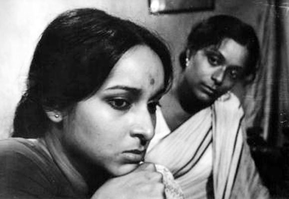Mamata Shankar and Sreela Mazumdar in a scene from Ek Din Pratidin