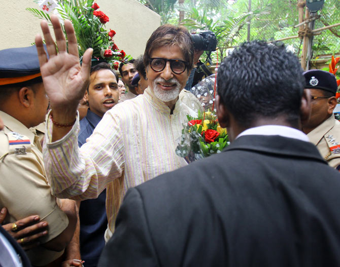 Fans give bouquet to Amitabh Bachchan on his birthday