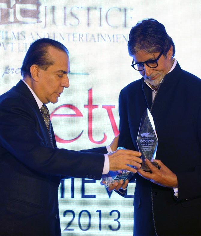 Amitabh Bachchan recieves award from Nari Hira