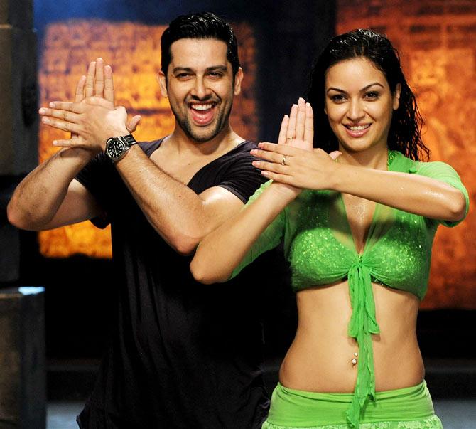 Aftab Shivdasani and Maryam Zakaria in Grand Masti