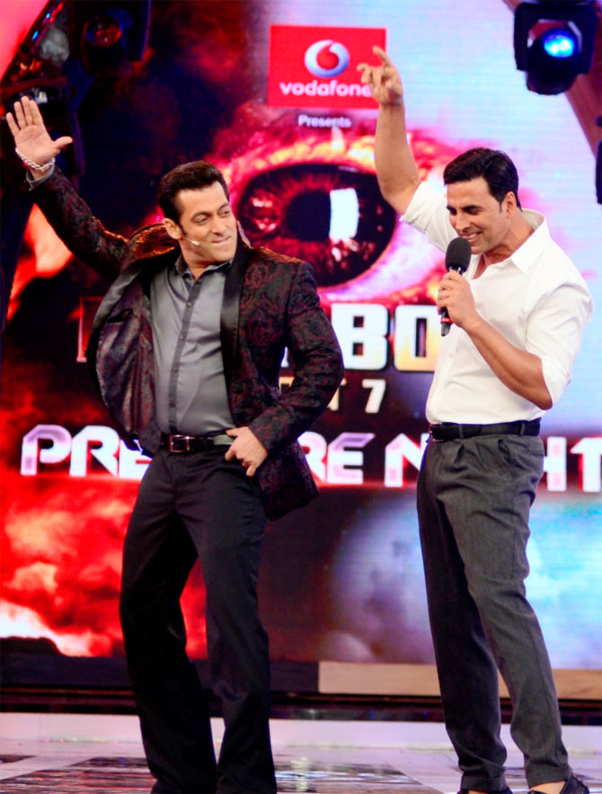 Akshay Kumar makes an appearance in the inaugural episode of Bigg Boss 7 with Salman Khan.