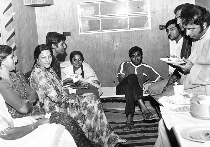 Zahida, Nargis, Amitabh Bachchan, Waheeda Rehman, Sunil Dutt, Vinod Khanna, Amrish Puri and Sukhdev during the Rehma Aur Shera shoot in Rajasthan, 1971.