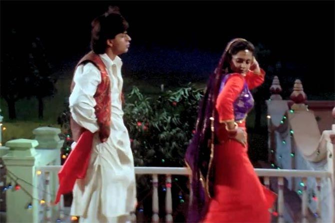 Shah Rukh Khan and Mandira Bedi in Dilwale Dulhaniya Le Jayenge