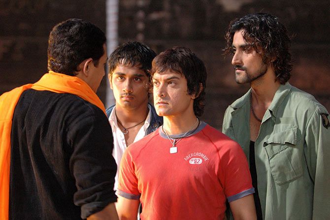 Atul Kulkarni, Siddharth, Aamir Khan and Kunal Kohli in Rang De Basanti