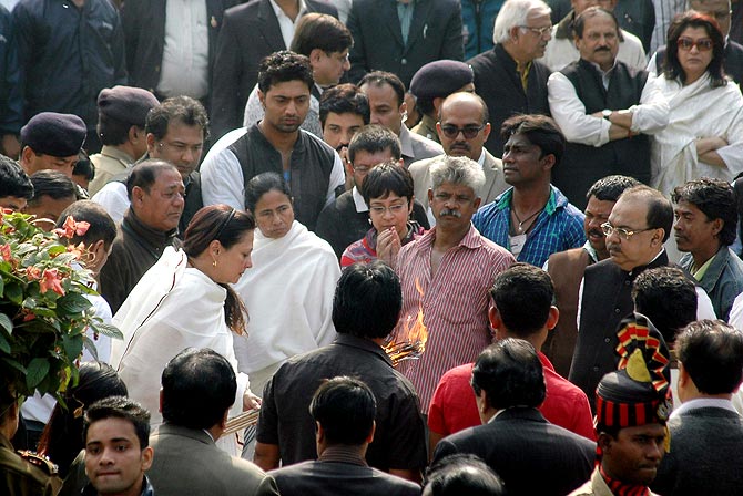 West Bengal Chief Minister Mamta Banerjee and Moon Moon Sen at Suchitra Sen's funeral.