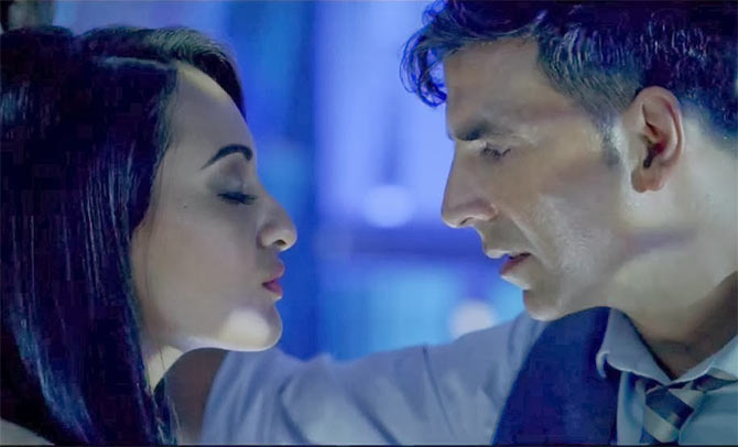 Sonakshi Sinha and Akshay Kumar in Holiday 