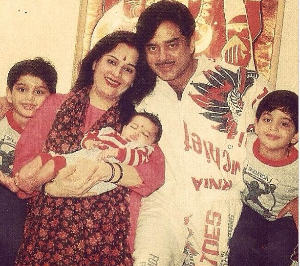 Sonakshi Sinha (in mum Poonam Sinha's arms), Shatrughan Sinha with twins Luv and Kush