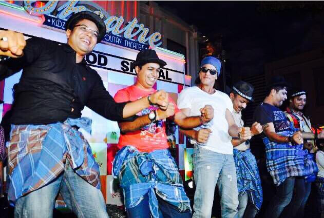 Shah Rukh Khan does a Lungi Dance with his fans