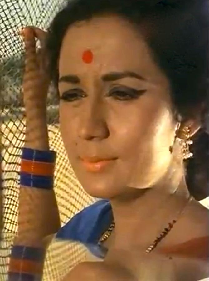 Nanda in Ek Pyar Ka Nagma Hai from Shor 