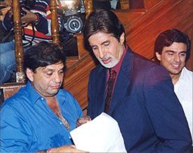 Ravi Chopra with Amitabh Bachchan and Sameer Soni on the sets of Baghban