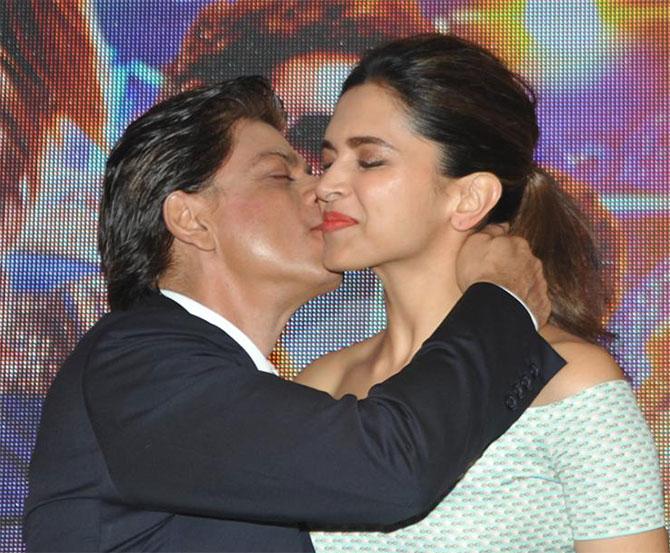 Pix Shah Rukh Deepika Go On A Kissing Spree Movies 7874