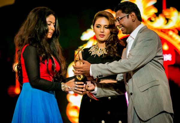 Avika Gor receives award from Huma Qureshi