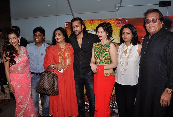 Tia Bajpai, director Anand Kumar, Akhil Kapur's mother, Akhil Kapur, Sasha Agha, Kavita_Khanna, Vinod Khanna