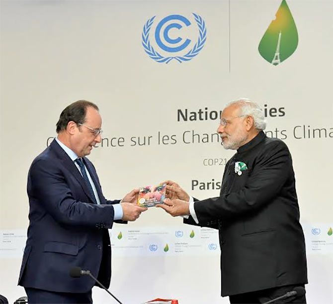 Francois Hollande and Narendra Modi