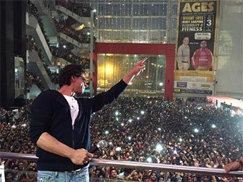 Shah Rukh Khan meets his fans on his birthday
