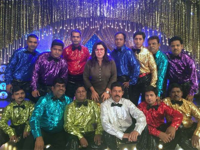 Farah Khan with the spot boys on the sets of Happy New Year