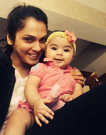 Isha Koppikar shares selifie with daughter - Rediff.com Movies