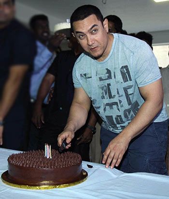 Aamir Khan cuts the cake