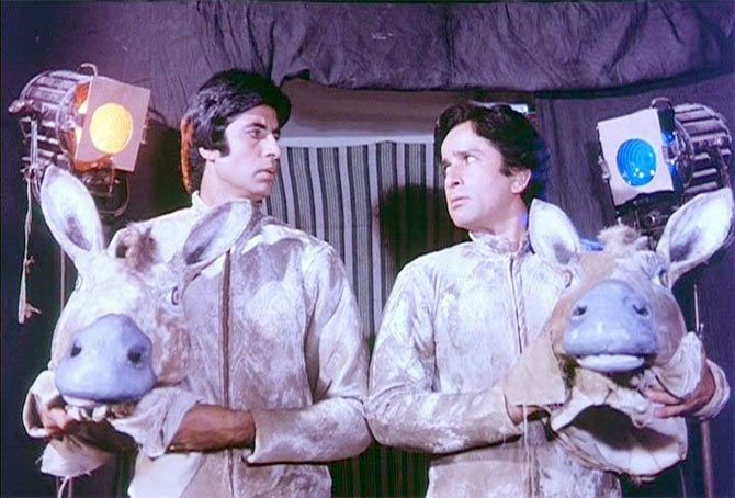 Amitabh Bachchan and Shashi Kapoor in Do Aur Do Paanch